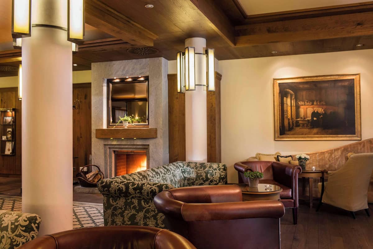 breakfast and dinner served, international cuisine