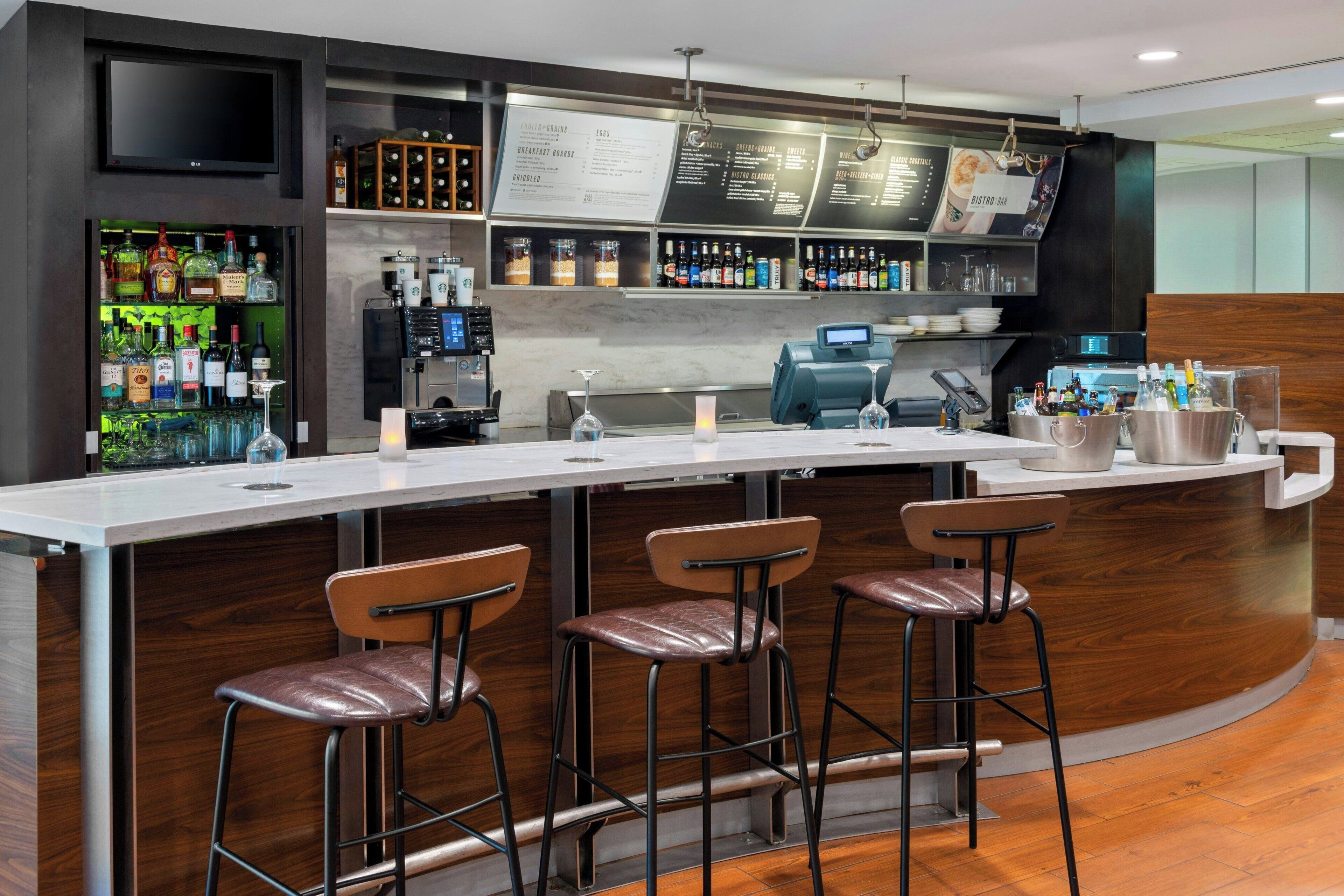 供應早餐和晚餐，美國料理