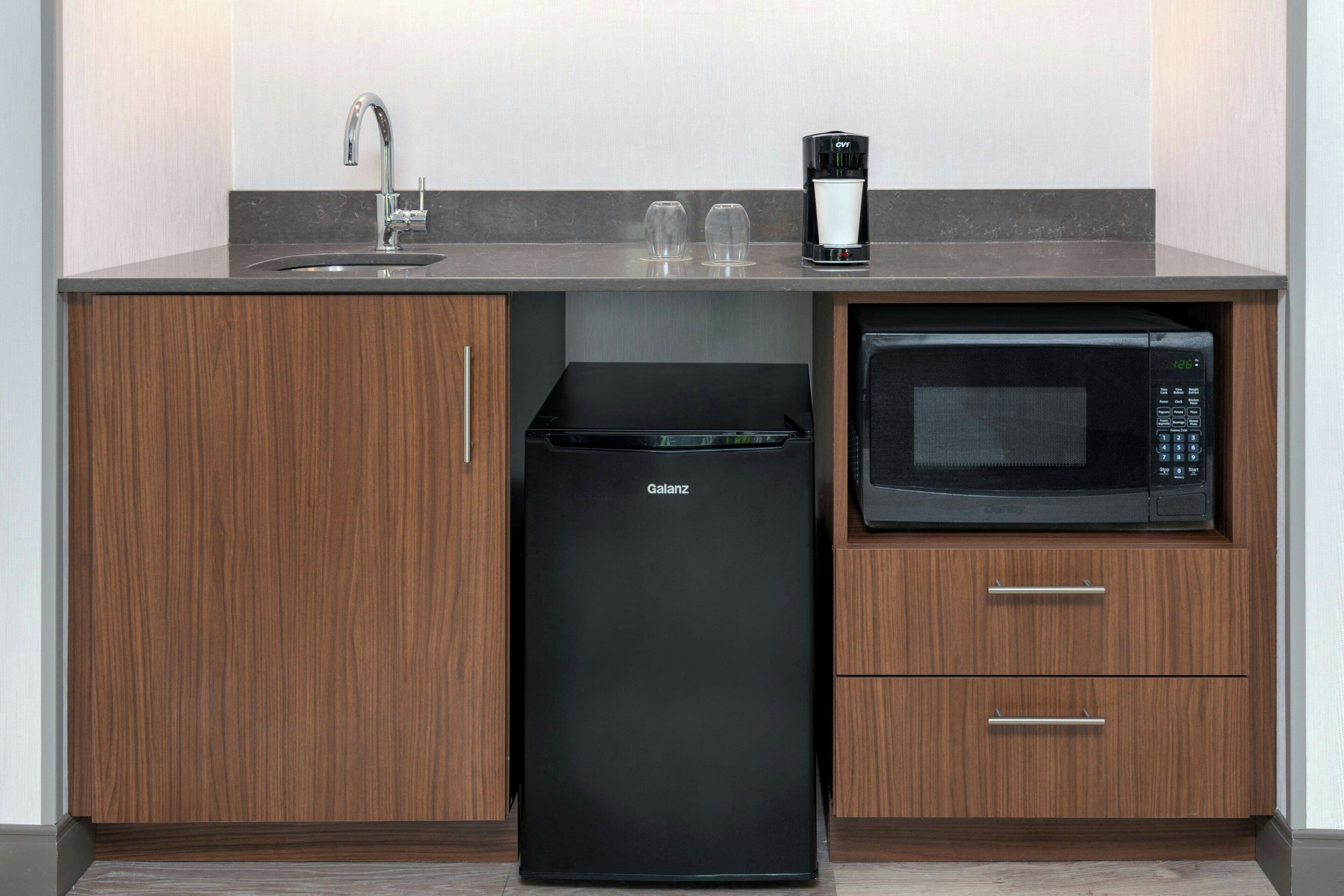 suite, 1 bedroom, balcony | bar (on property)