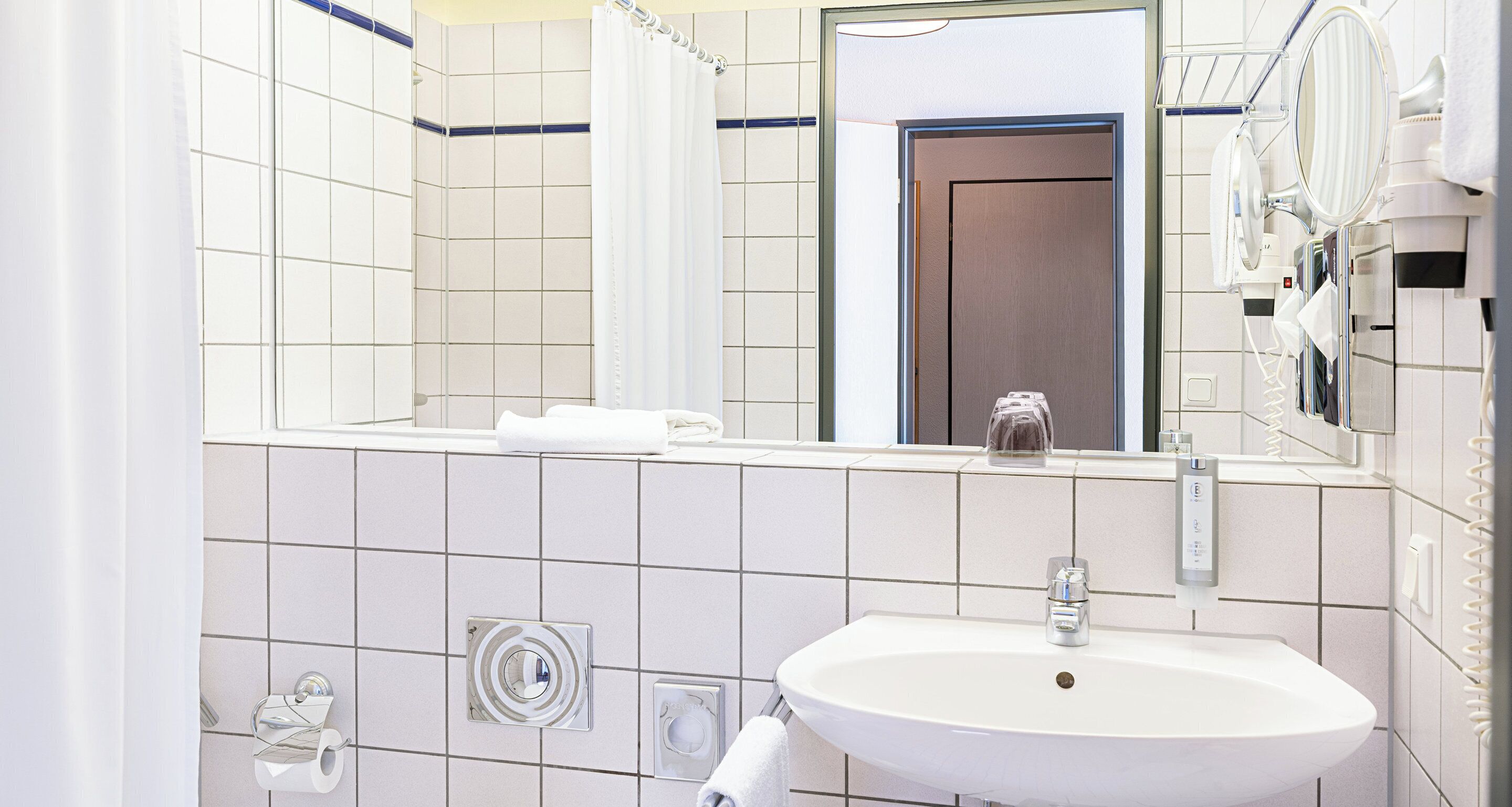 Douche, articles de toilette écologiques, sèche-cheveux