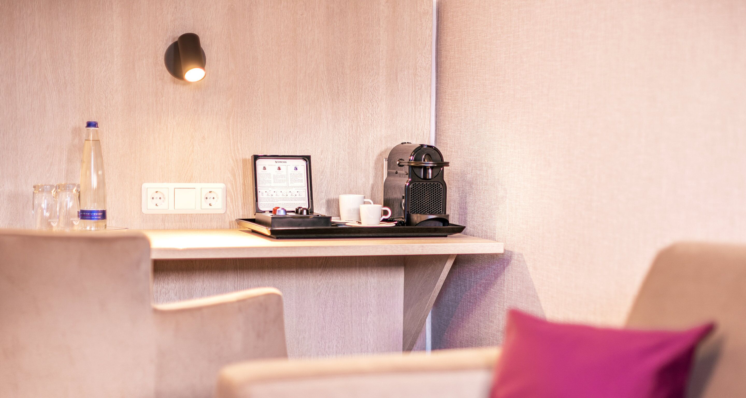 suite | living area | 32-inch lcd tv with satellite channels, tv