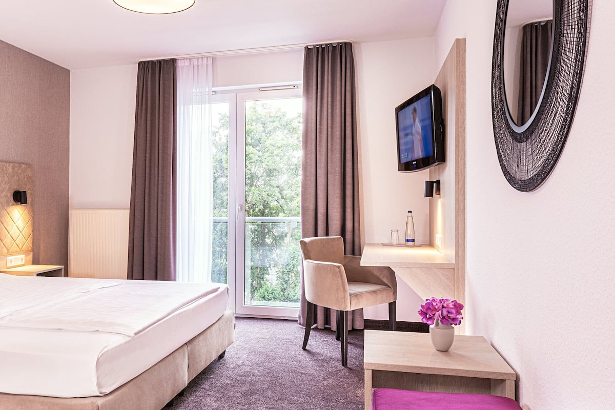 32-inch lcd tv with satellite channels, tv