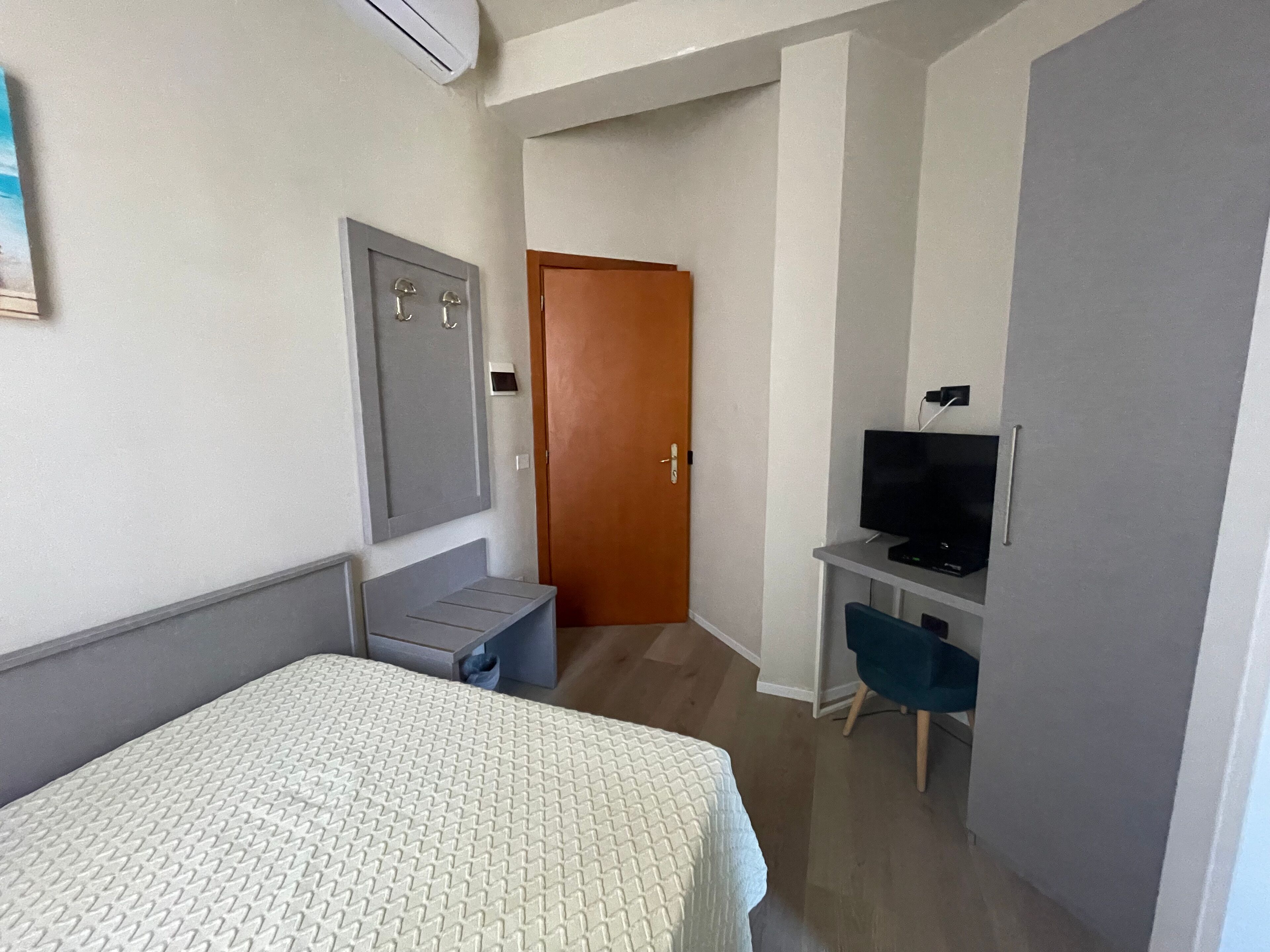 高档床上用品、迷你吧、客房内保险箱、办公桌