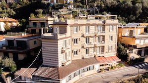 A multi-story hotel with balconies, a rooftop terrace, and a restaurant. - Hotel Rosa dei Venti (Lerici)