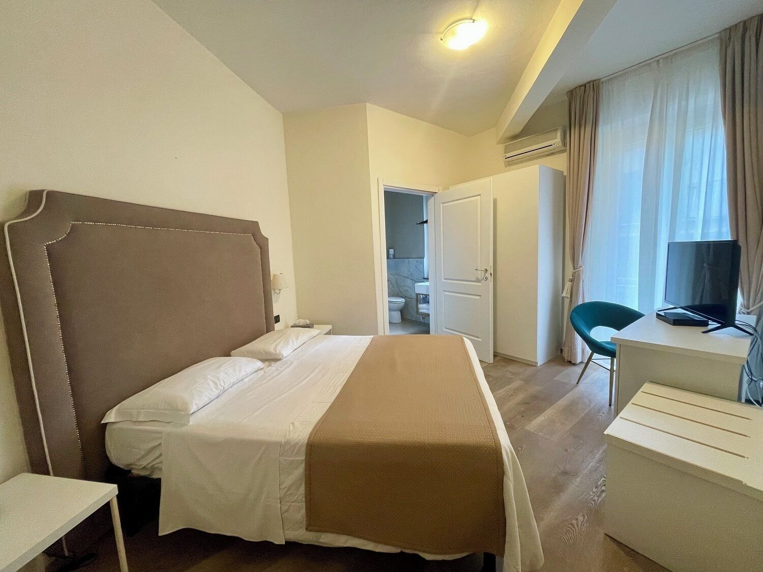 Classic Double or Twin Room | Premium bedding, minibar, in-room safe, desk