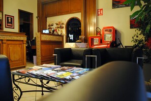 Interior entrance - Domus (Maranello)