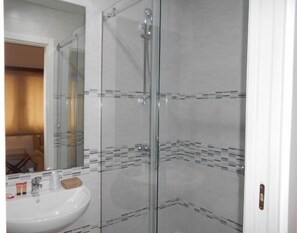 Jetted bath, rainfall showerhead, free toiletries, hair dryer - Domus (Maranello)
