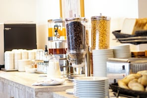 Petit déjeuner buffet servi tous les jours en supplément