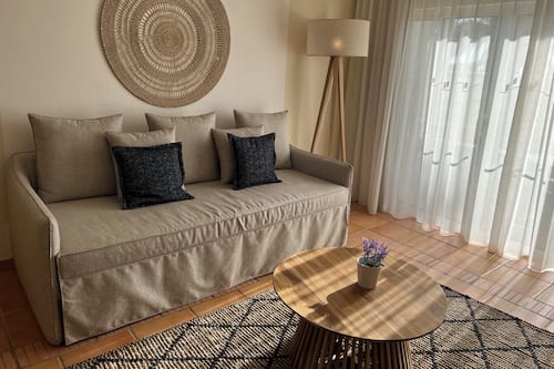 Standaard appartement, 2 slaapkamers | Woonruimte | Een 32-inch lcd-televisie met digitale zenders en televisie