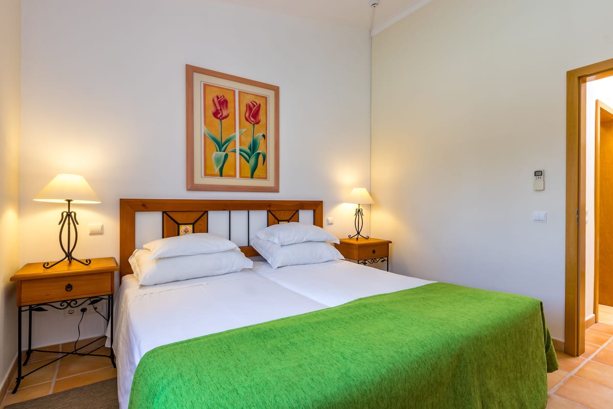 Down comforters, in-room safe, soundproofing