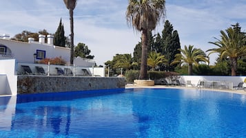 2 piscines extérieures, parasols de plage, chaises longues