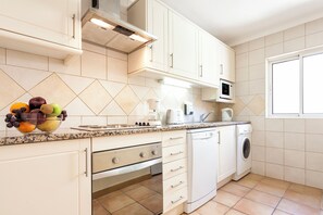 Apartment (Studio) | Private kitchen | Fridge, microwave, coffee/tea maker, electric kettle