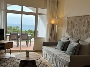 Villa Prestige, 2 chambres, vue sur la mer | Aire de séjour | Téléviseur ACL de 32 po avec télévision numérique, téléviseur
