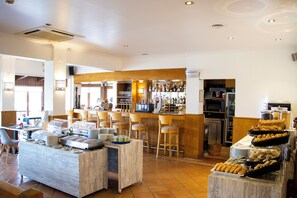 Tägliches Frühstücksbuffet (9.50 EUR pro Person)
