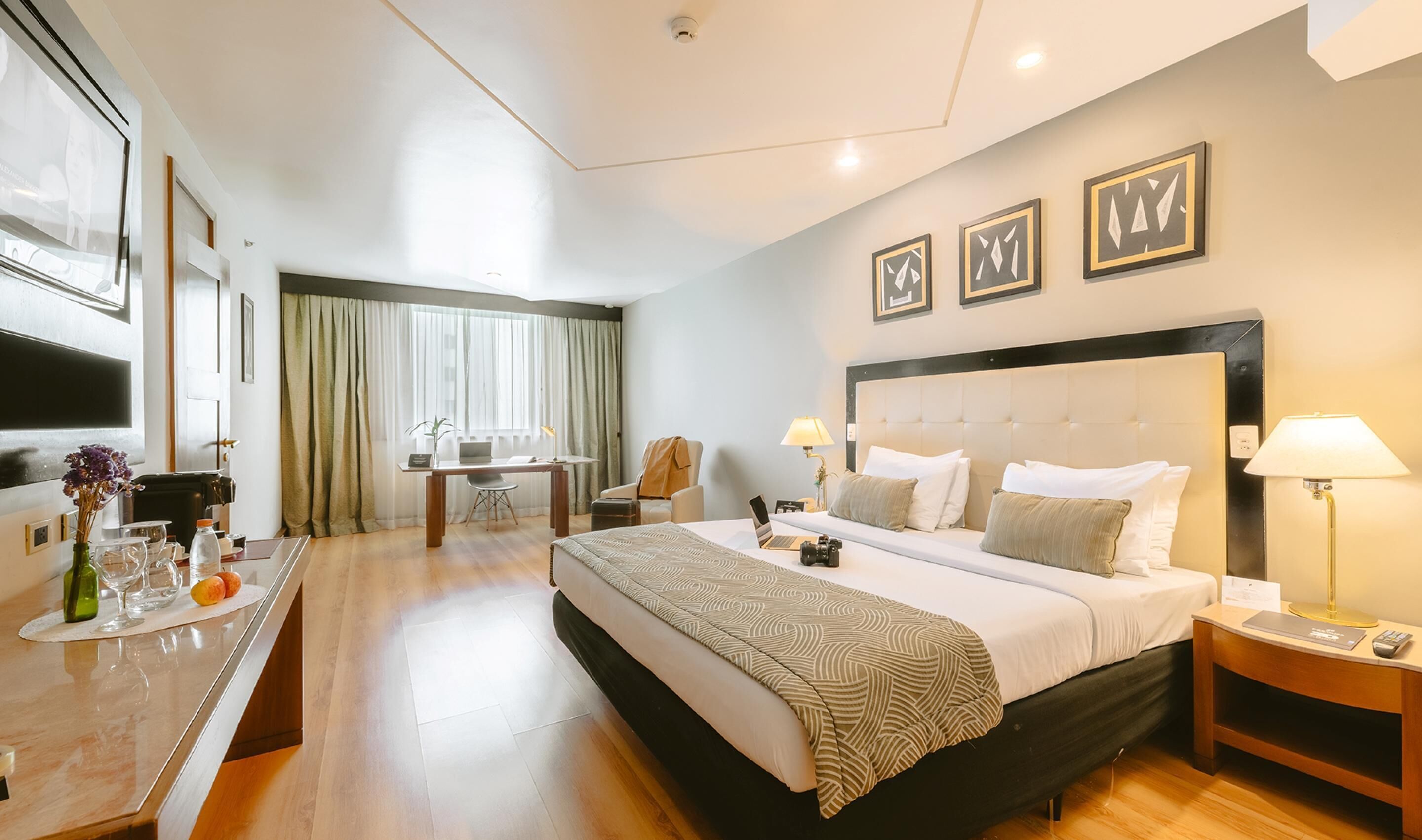 Minibar, safe på rommet, skrivebord og blendingsgardiner