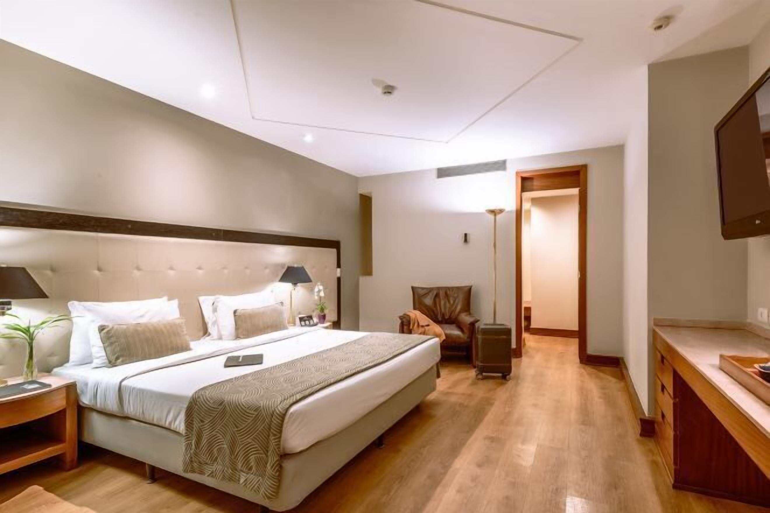 Frigobar, cofres nos quartos, escrivaninha, cortinas blackout