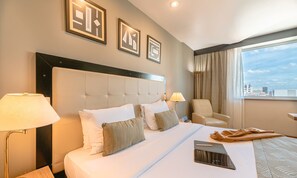 Standard Room | Minibar, in-room safe, desk, blackout drapes