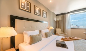 Habitación estándar | Minibar, caja fuerte, escritorio y cortinas opacas