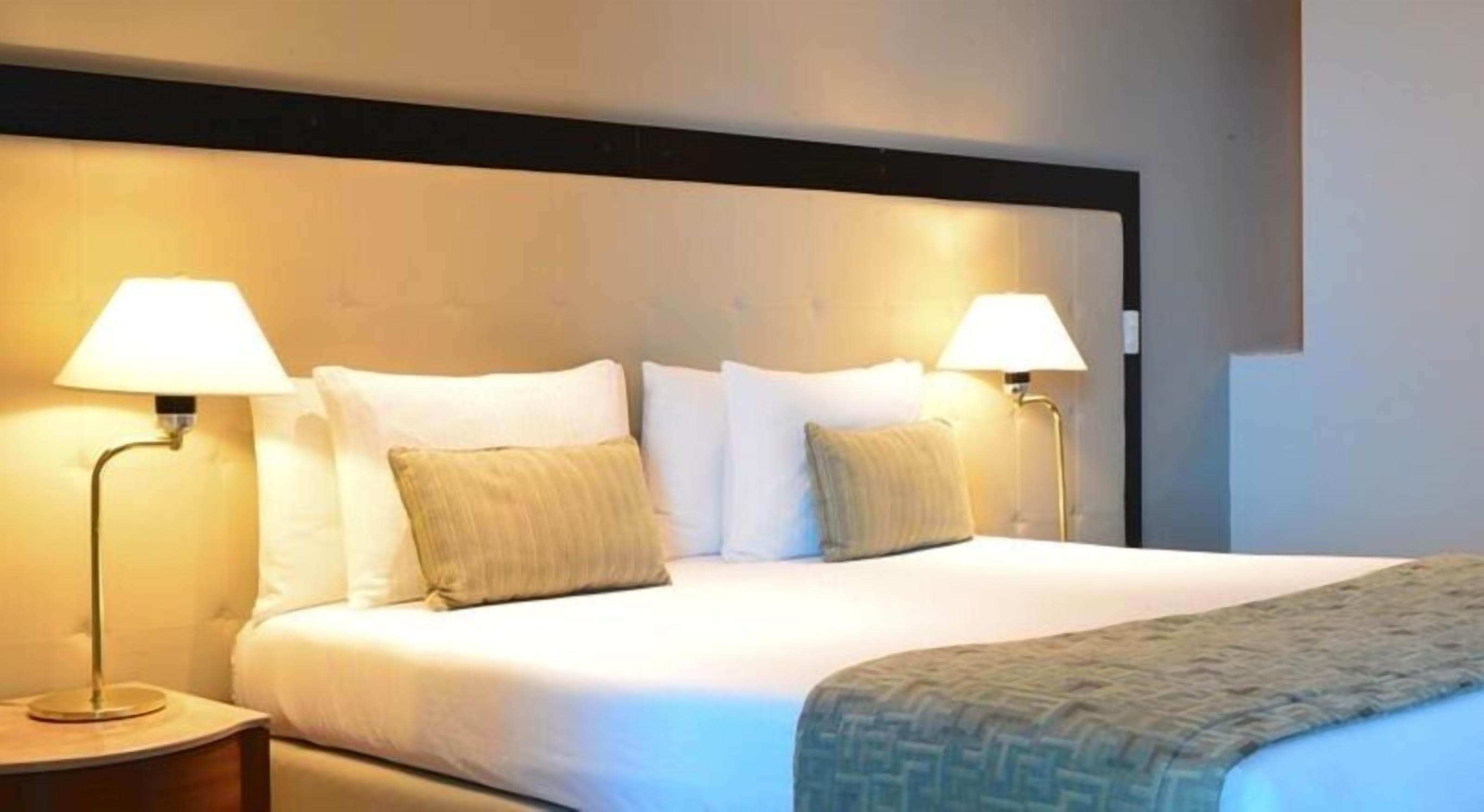 Minibar, caja de seguridad en la habitación y escritorio 