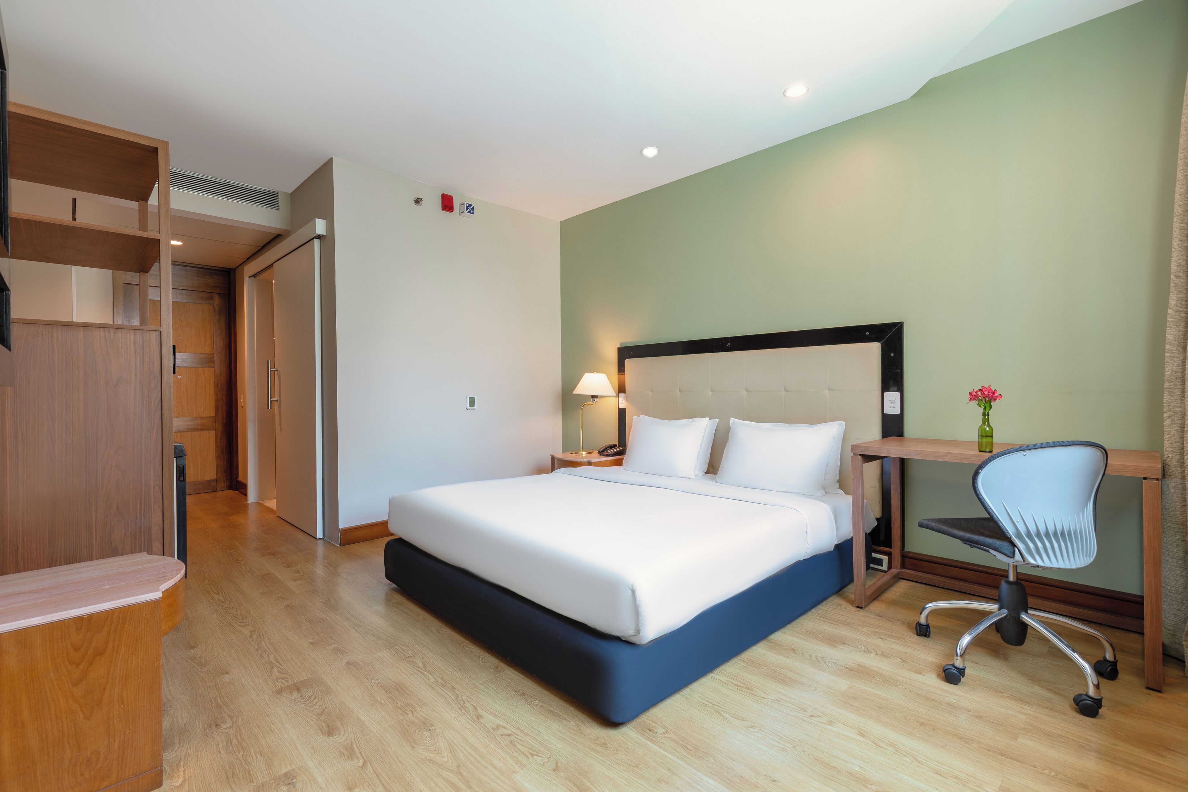 Quarto (Disable) | Frigobar, cofres nos quartos, escrivaninha, cortinas blackout