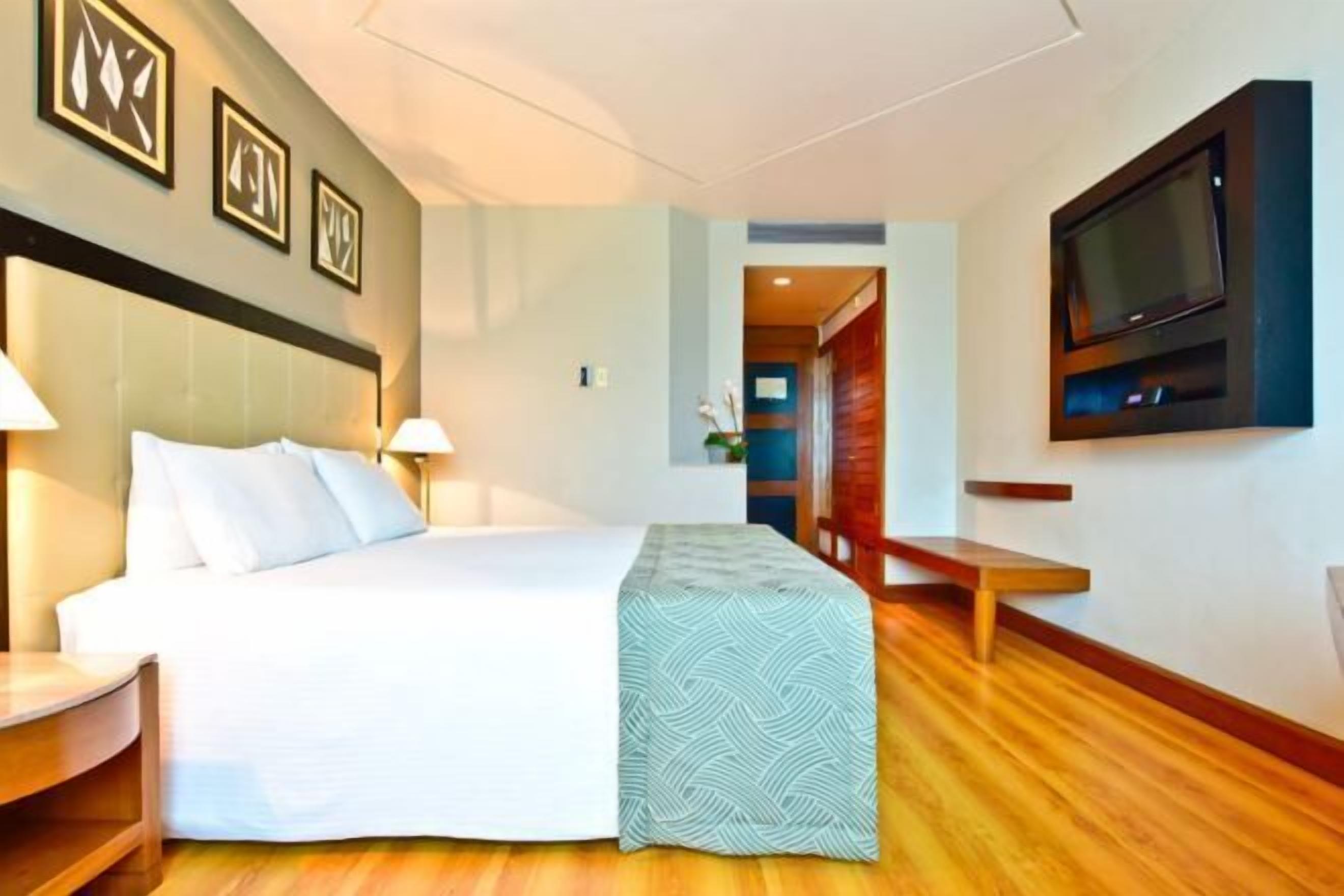 Frigobar, cofres nos quartos, escrivaninha, cortinas blackout