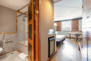 Kamar Standar | Minibar, brankas, meja kerja, dan tirai kedap cahaya