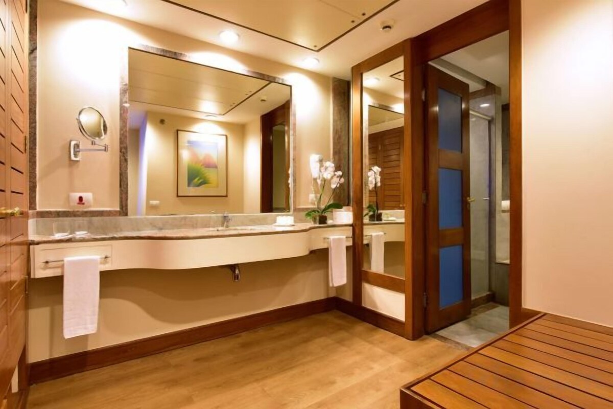 Badkamer | Een douche, een regendouche, gratis toiletartikelen, een haardroger