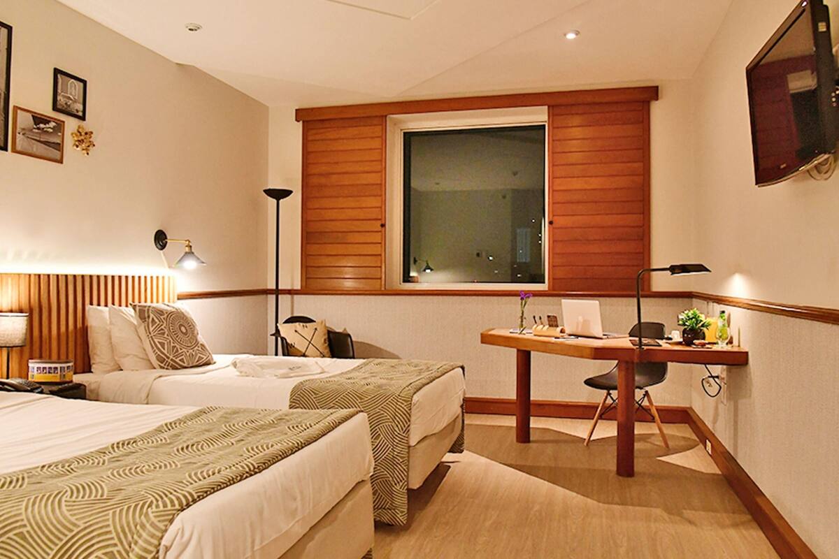 Minibar, Zimmersafe, Schreibtisch, Verdunkelungsvorhänge