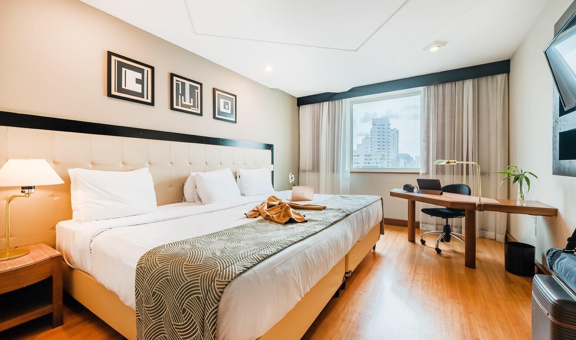 Familienzimmer | Minibar, Zimmersafe, Schreibtisch, Verdunkelungsvorhänge