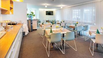 Desayuno buffet los días de semana (EUR 13 por persona)