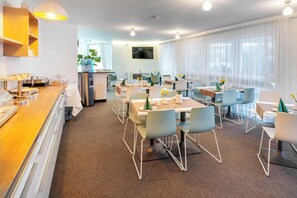 Buffet breakfast on weekdays (EUR 13 per person) - Appartis - Hotel am Stadtpark (Sindelfingen)