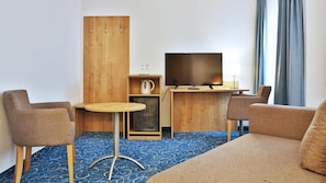 Schreibtisch, laptopgeeigneter Arbeitsplatz, Verdunkelungsvorhänge