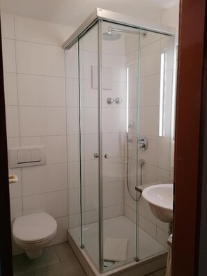 Shower, hair dryer, slippers, heated floors - Appartis - Hotel am Stadtpark (Sindelfingen)