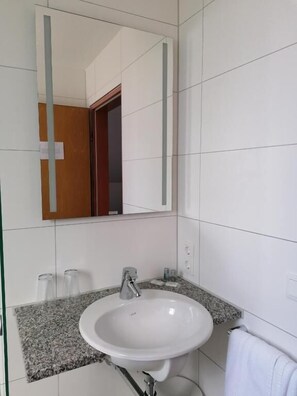 Douche, sèche-cheveux, chauffage par le sol (salle de bains)