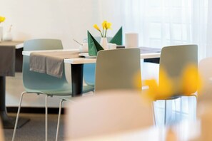 Buffet breakfast for a fee on weekdays - Appartis - Hotel am Stadtpark (Sindelfingen)