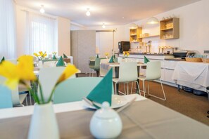 Buffet breakfast for a fee on weekdays - Appartis - Hotel am Stadtpark (Sindelfingen)