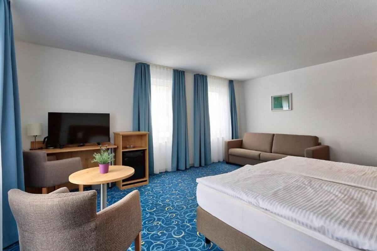 商務三人房 | 書桌、手提電腦工作空間、遮光窗簾/窗簾、隔音