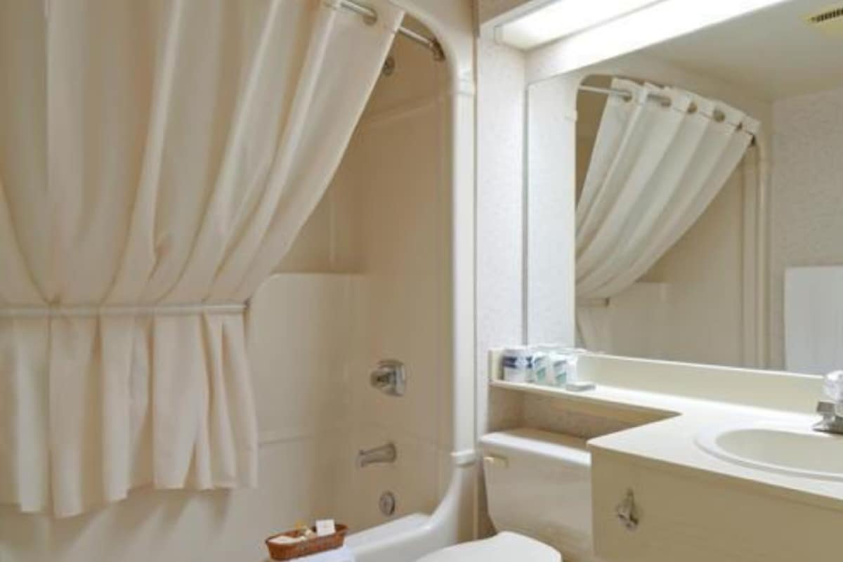 Une salle de bain avec une baignoire, des toilettes et un lavabo.