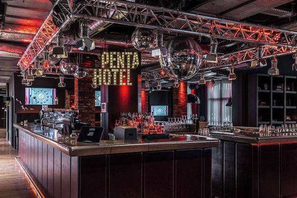 Serves lunch, dinner, and brunch