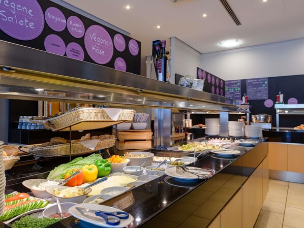 Frukostbuffé varje dag (EUR 23 per person)