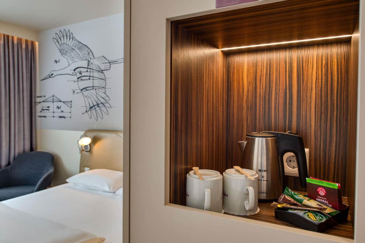 Literie hypoallergénique, coffres-forts dans les chambres, bureau