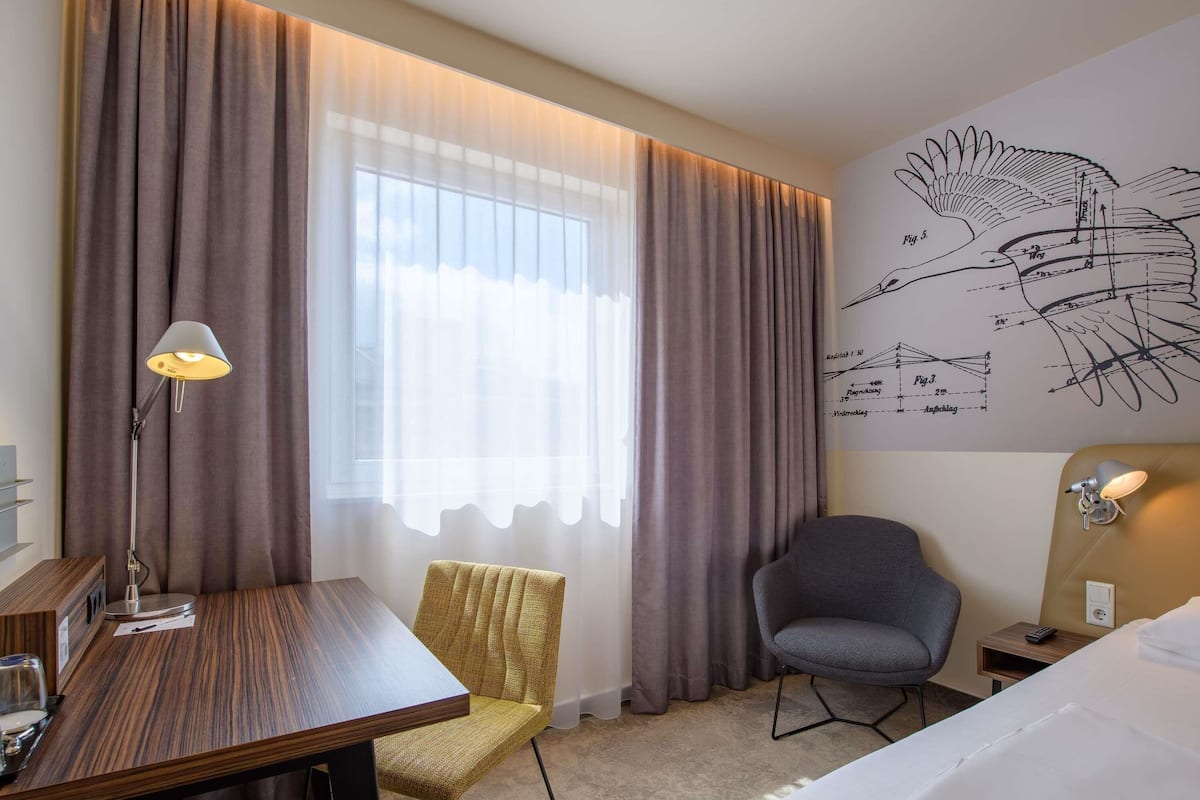 Hypo-allergenic bedding, in-room safe, desk, blackout curtains