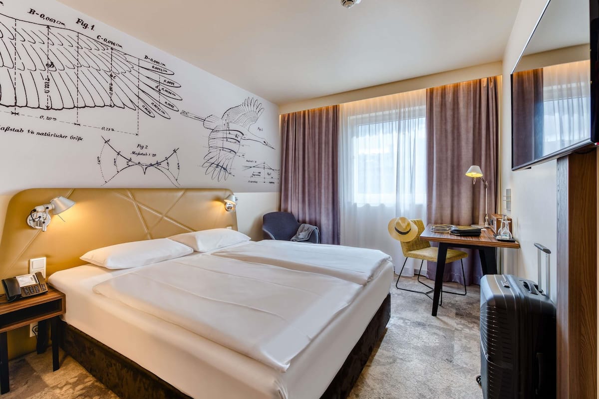 Allergivenligt sengetøj, pengeskab på værelset, skrivebord