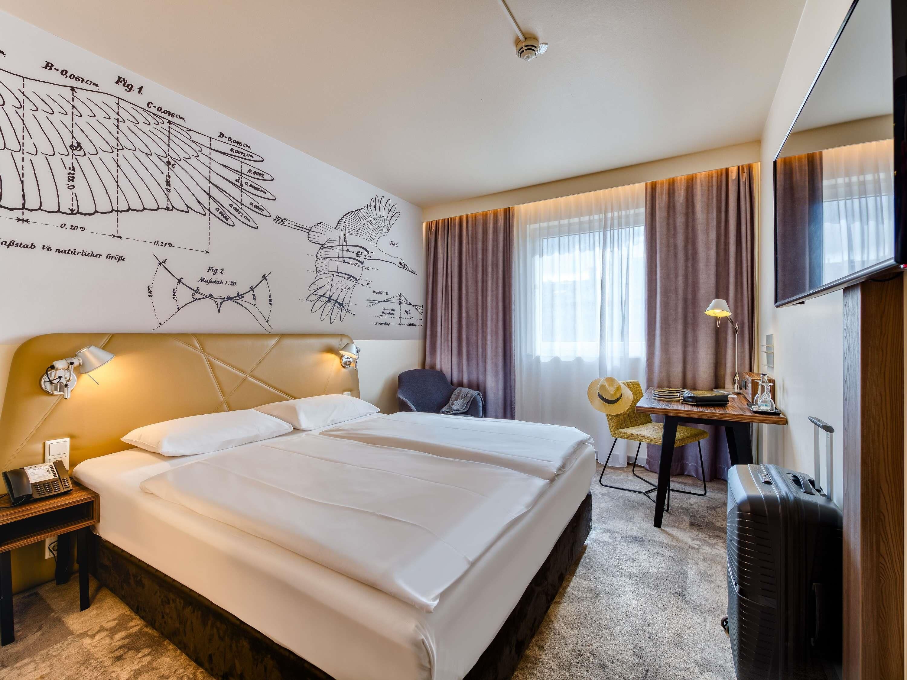 Hypo-allergenic bedding, in-room safe, desk, blackout drapes