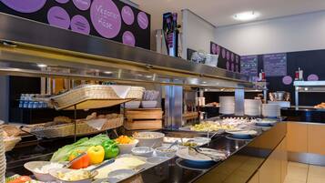 Tägliches Frühstücksbuffet (23 EUR pro Person)