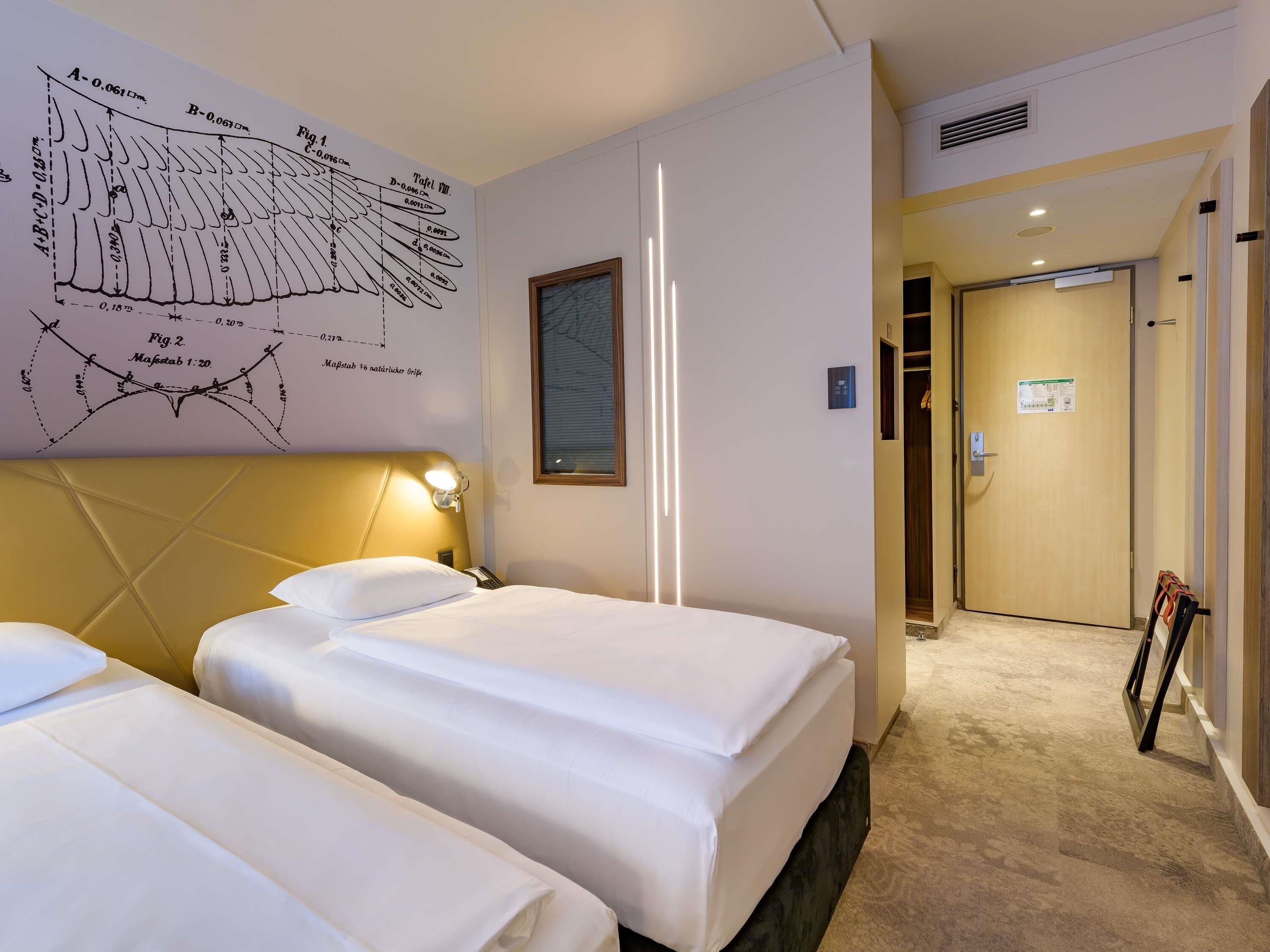 Twin Room, 2 Katil Bujang (Single) | Peralatan tempat tidur hipoalergenik, peti besi dalam bilik, meja 