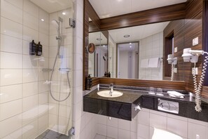Dusche, umweltfreundliche Kosmetikartikel, Haartrockner, Handtücher
