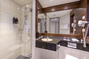 Dusche, umweltfreundliche Kosmetikartikel, Haartrockner, Handtücher