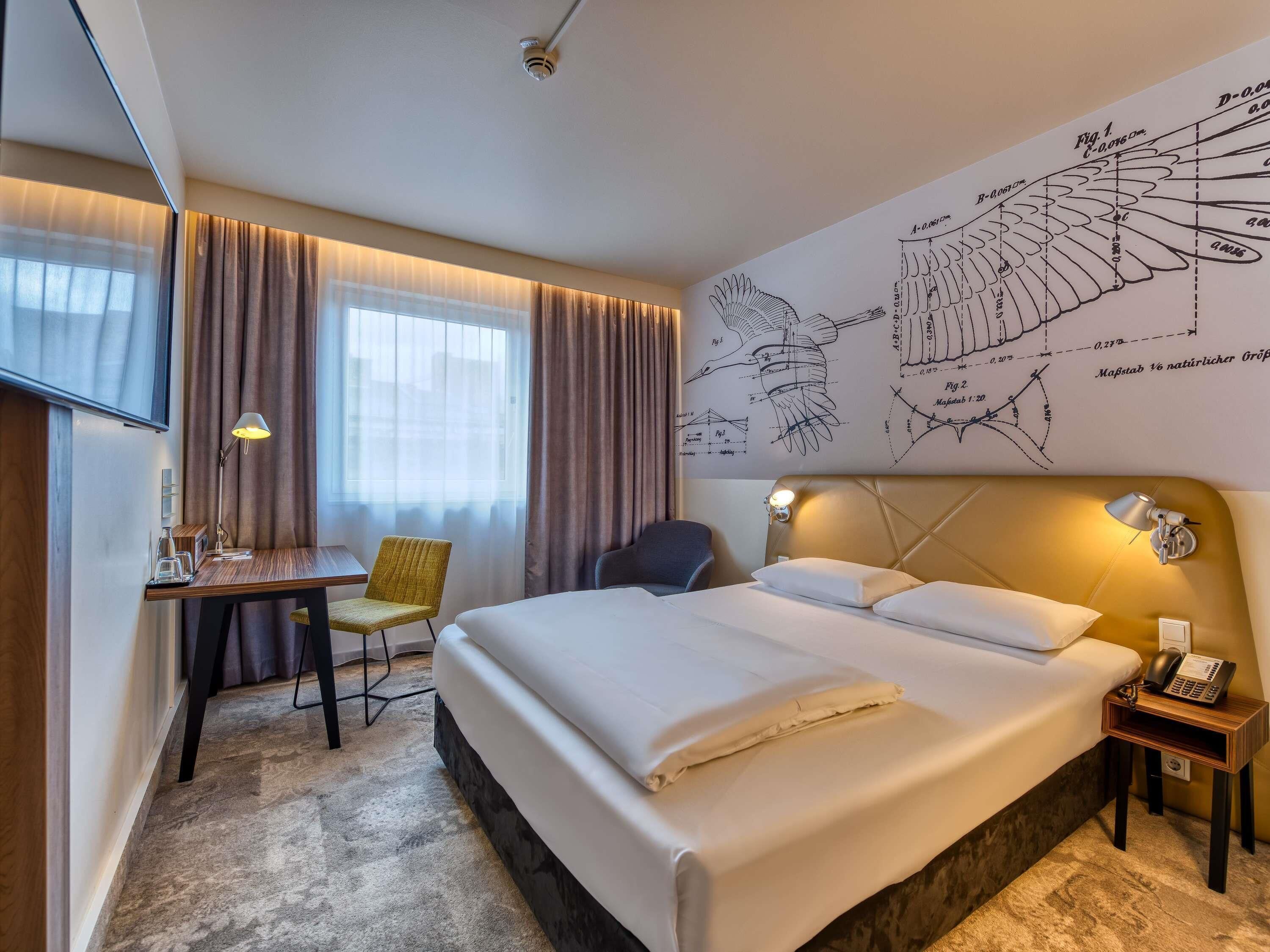 Standard Room, 1 Katil Ratu (Queen) | Peralatan tempat tidur hipoalergenik, peti besi dalam bilik, meja 