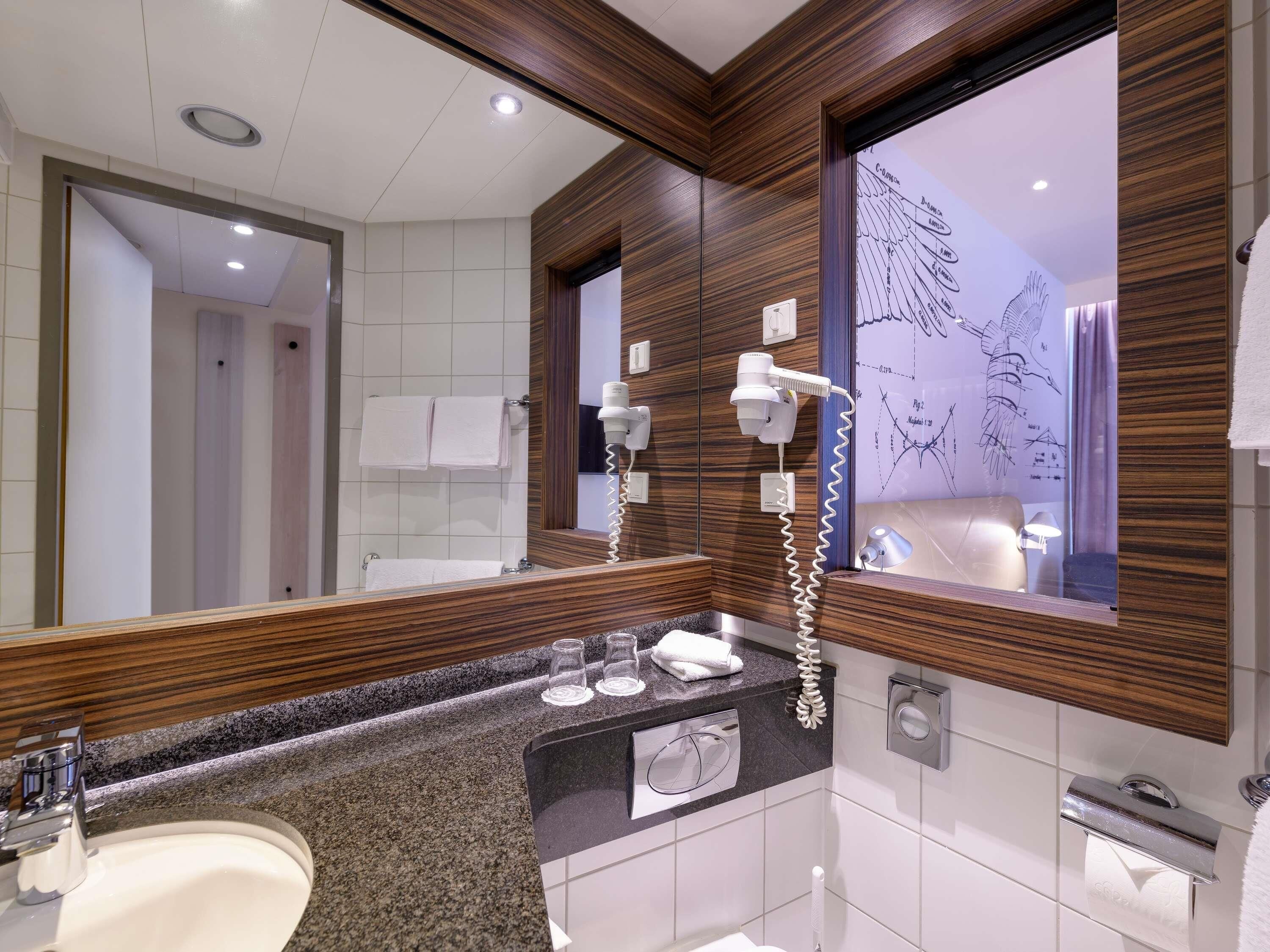 Hypo-allergenic bedding, in-room safe, desk, blackout drapes